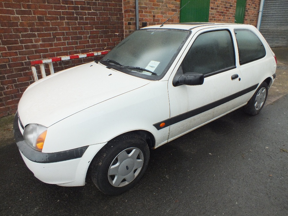 A WHITE FORD FIESTA - REGISTRATION W598 KBF - UNKNOWN MILEAGE, NONE RUNNER, HOUSE CLEARANCE