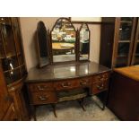 A REPRODUCTION MAHOGANY KNEEHOLE DRESSING TABLE WITH TRIPLE MIRROR W 119 CM
