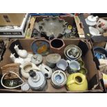 TWO TRAYS OF ASSORTED STUDIO POTTERY AND STONEWARE TO INCLUDE SIGNED EXAMPLES