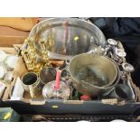 A TRAY OF ASSORTED METALWARE TO INCLUDE A PEWTER BOWL, BRASS CANDLESTICKS ETC.
