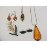 A BAG OF SILVER JEWELLERY ETC TO INCLUDE AMBER EXAMPLES