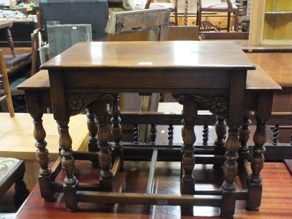A QUALITY OAK NEST OF TABLES WITH CARVED DETAIL