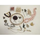 A BAG OF VINTAGE COSTUME JEWELLERY TO INCLUDE SILVER EXAMPLES