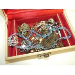 A JEWELLERY BOX CONTAINING VINTAGE COSTUME JEWELLERY