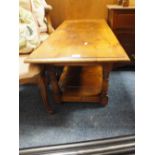 A QUALITY OAK COFFEE TABLE WITH A UNDER TIER L 107 CM