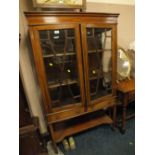 AN EDWARDIAN MAHOGANY INLAID DISPLAY CABINET WITH TWO SMALL DRAWERS H 162 W 93 CM