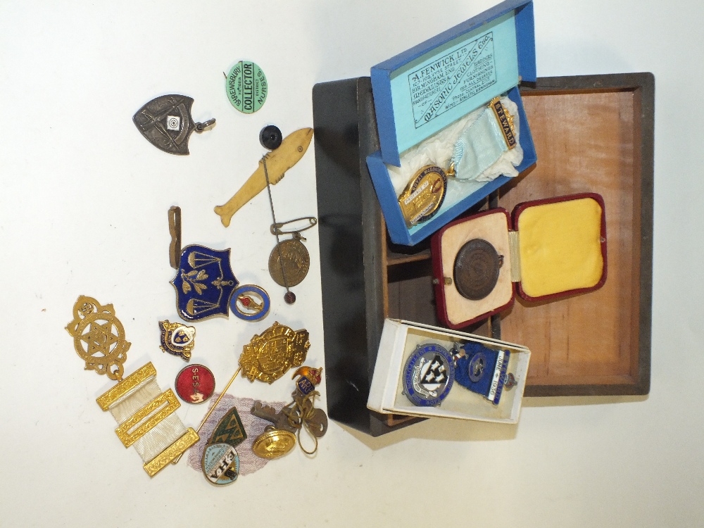 A COLLECTION OF MASONIC MEDALS, BADGES ETC TO INCLUDE A HALLMARK SILVER AND ENAMEL EXAMPLE