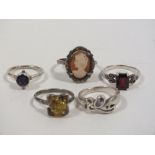 FIVE VINTAGE SILVER RINGS TO INCLUDE A CAMEO EXAMPLE