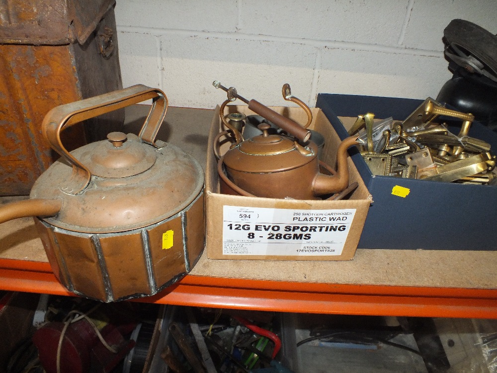 A TRAY OF METAL WARE TO INCLUDE COPPER KETTLES PLUS A BOX OF DOOR HANDLES