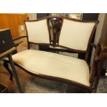 A SMALL UPHOLSTERED MAHOGANY INLAID EDWARDIAN SETTEE W 130CM