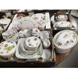A LARGE QUANTITY OF ROYAL WORCESTER EVESHAM TEA AND DINNERWARE (4)