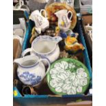 A TRAY OF ASSORTED CERAMICS TO INCLUDE ROYAL WORCESTER JUGS, HAND PAINTED FRUIT PATTERN PLATE SIGNED