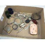 A BOX OF COLLECTABLES TO INCLUDE A MESH PURSE