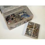 A BOX OF COSTUME JEWELLERY TO INCLUDE A QUANTITY OF RINGS