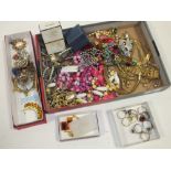 A BOX OF VINTAGE AND MODERN COSTUME JEWELLERY TO INCLUDE SILVER AND ROLLED GOLD RINGS