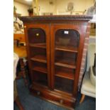 AN ANTIQUE MAHOGANY GLAZED DISPLAY CABINET WITH SINGLE DRAWER H 117 W 80 CM