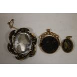 A LARGE 9CT GOLD SWIVEL FOB A/F TOGETHER WITH A YELLOW METAL MOURNING BROOCH AND A 9CT GOLD SMOKY