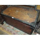 AN ANTIQUE HARDWOOD BANDED TRAVELLING TRUNK WITH LEAD LINING S/D H-53 W-100 D-57 CM - WITH