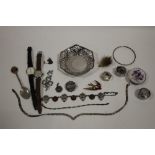 A BOX OF JEWELLERY TO INCLUDE A SCOTTISH STYLE SILVER AND AGATE NECKLACE