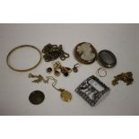 A BAG OF VINTAGE JEWELLERY TO INCLUDE A CAMEO BROOCH