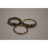 A LADIES 9CT GOLD CROSSOVER STYLE DRESS RING TOGETHER WITH A HALLMARKED 9CT GOLD BAND AND AN