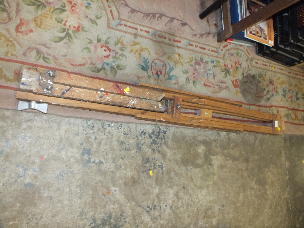 A VINTAGE ARTIST'S EASEL