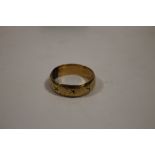 A GENTS HALLMARKED 18 CT GOLD BAND