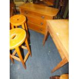 AN OAK THREE DRAWER CHEST WITH TWO STOOLS AND AN OCCASIONAL TABLE (4)