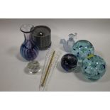 A COLLECTION OF GLASSWARE TO INCLUDE PAPERWEIGHTS