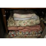 A SELECTION OF VINTAGE QUILTS AND BLANKETS ETC