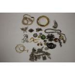 A BAG OF VINTAGE JEWELLERY TO INCLUDE SILVER EXAMPLES