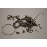 A BAG OF SILVER WHITE METAL JEWELLERY TO INCLUDE DRESS RINGS