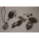 A BAG OF VINTAGE SILVER JEWELLERY TO INCLUDE BROOCHES