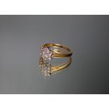 A HALLMARKED 18 CARAT GOLD SEVEN STONE DIAMOND 'DAISY' RING, ring size M