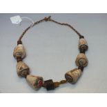 A VINTAGE TRIBAL SHELL NECKLACE, L 64 cm