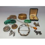 A COLLECTION OF VINTAGE COSTUME JEWELLERY, some items in need of restoration / repairs, to include a