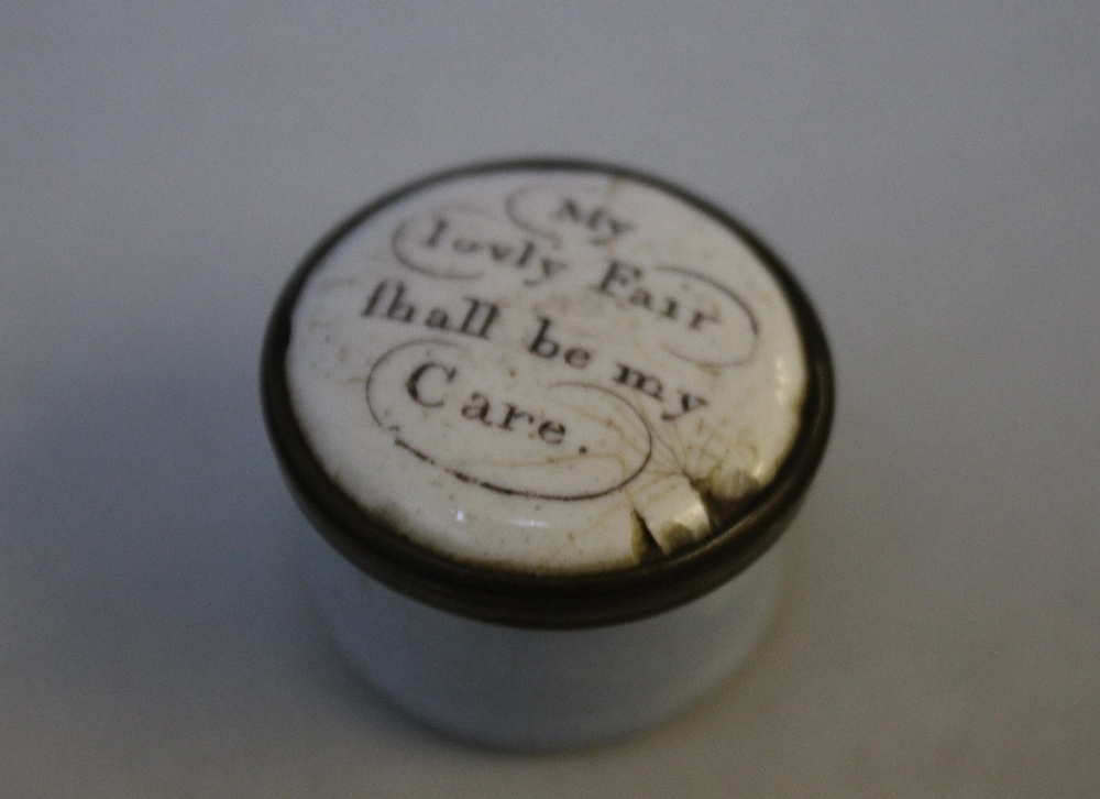 A BILTSON ENAMEL PATCH BOX, with 'My Lovly Fair shall be my Care' to the lid, Dia 2.5 cm