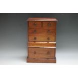 A MAHOGANY CHEST OF DRAWS, H 34.5 cm