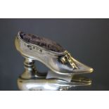 A HALLMARKED SILVER NOVELTY PIN CUSHION IN THE FORM OF A SHOE - BIRMINGHAM 1906, W 7 cm