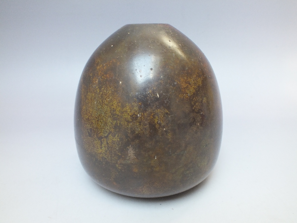 AN ORIENTAL OVOID BRONZE VASE, impressed marks to base, H 12 cm - Image 2 of 3