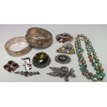 A COLLECTION OF SILVER AND VINTAGE COSTUME JEWELLERY ITEMS, to include two hallmarked silver