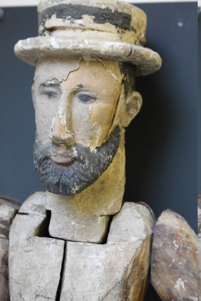 ANTIQUE CARVED WOODEN MANNEQUIN OF A BEARDED MAN WEARING A STRAW BOATER A/F, H 65 cm - Image 2 of 4