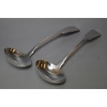 A PAIR OF HALLMARKED SILVER RAT TAIL SAUCE LADLES BY EDWARD POWER - DUBLIN 1827, L 18 cm