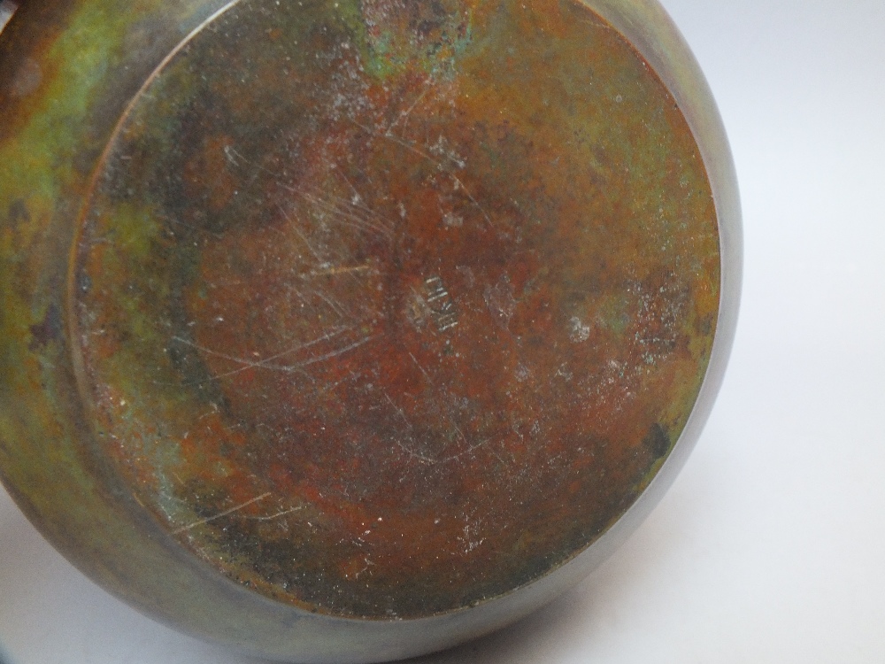 AN ORIENTAL OVOID BRONZE VASE, impressed marks to base, H 12 cm - Image 3 of 3