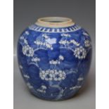 AN ORIENTAL STYLE GINGER JAR, lacking cover, H 18 cm