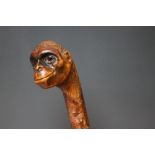 A NOVELTY WALKING CANE IN THE FORM OF A MONKEY HEAD, L 97 cm