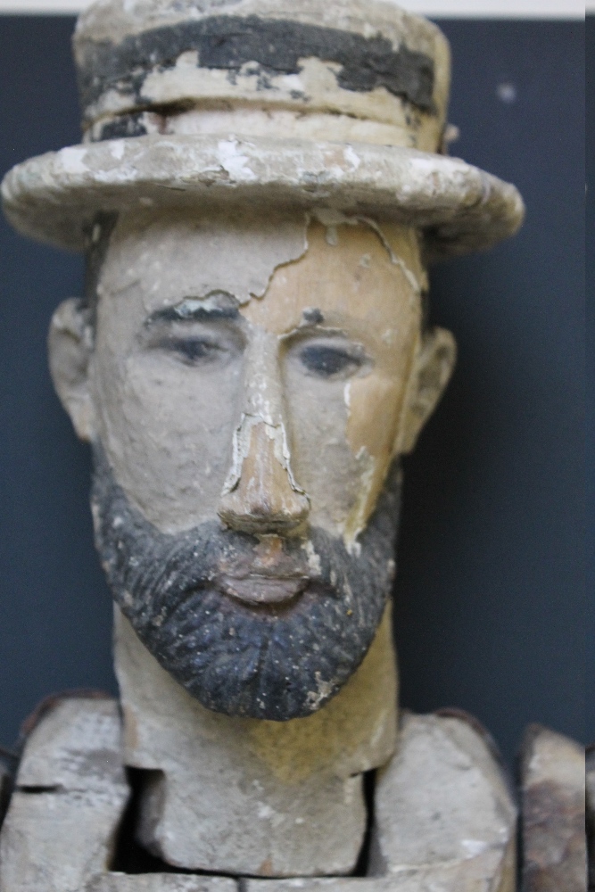 ANTIQUE CARVED WOODEN MANNEQUIN OF A BEARDED MAN WEARING A STRAW BOATER A/F, H 65 cm - Image 3 of 4