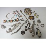 PARCEL LOT - A QUANTITY OF ANTIQUE AND VINTAGE JEWELLERY ITEMS TO INCLUDE SILVER ETC