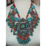 A VINTAGE WHITE METAL EASTERN DECORATIVE NECKLACE WITH BEADED EMBELLISHMENT, L 53 cm