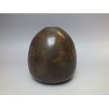 AN ORIENTAL OVOID BRONZE VASE, impressed marks to base, H 12 cm